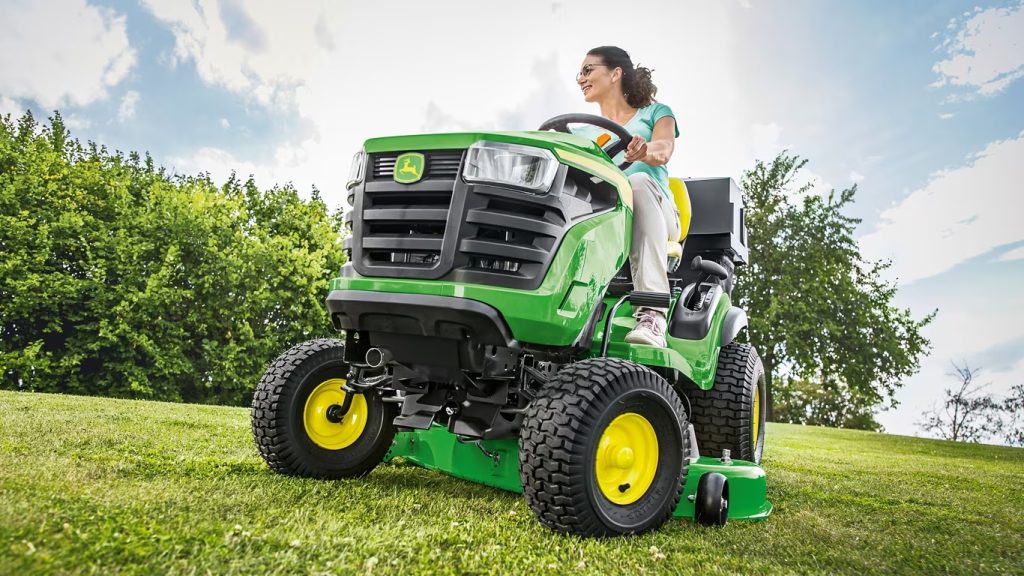 Reitermäher John Deere
Fotografie übernommen von: https://www.deere.de/de