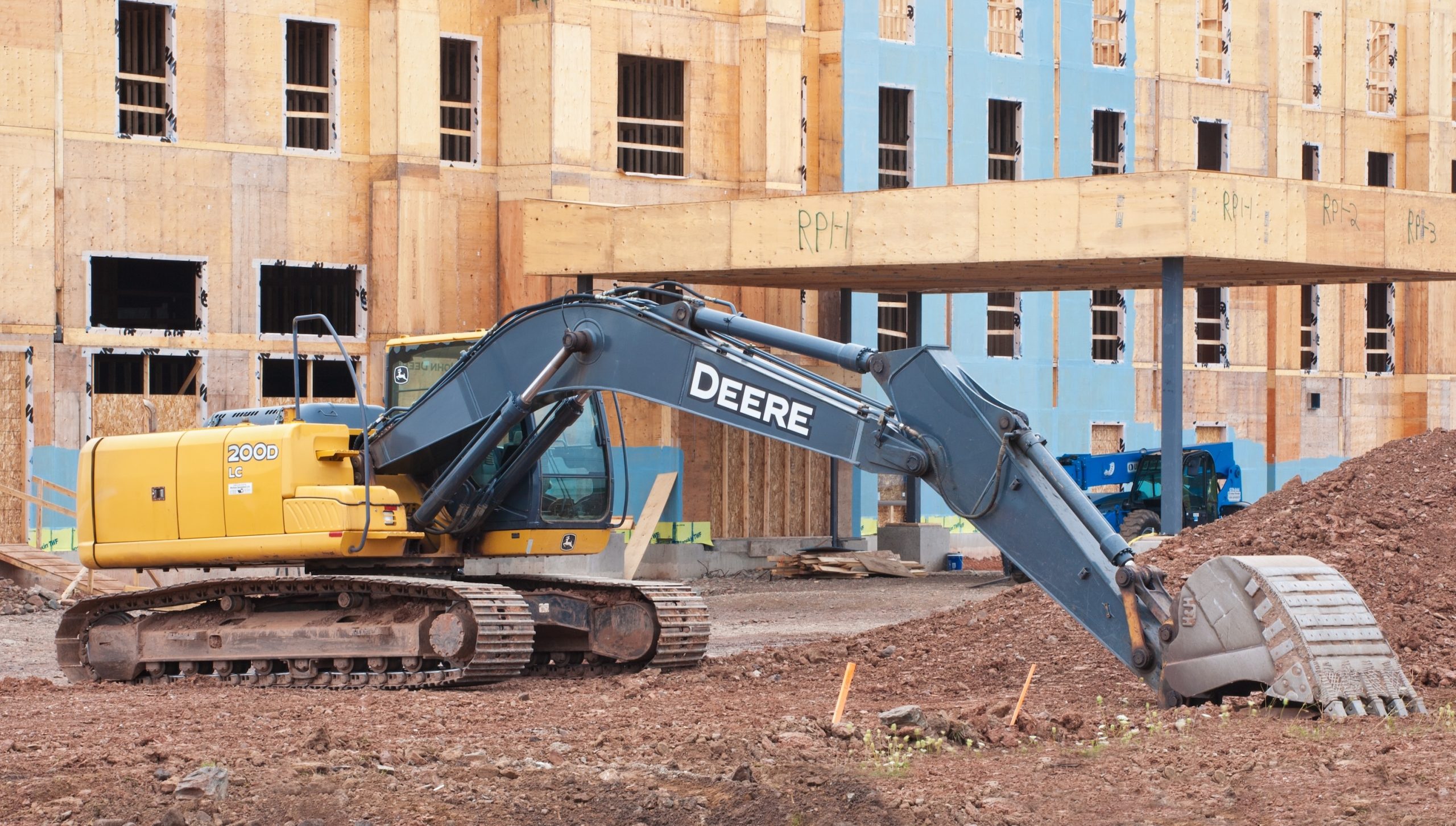 Erdarbeiten, die von einem John Deere Raupenbagger durchgeführt werden